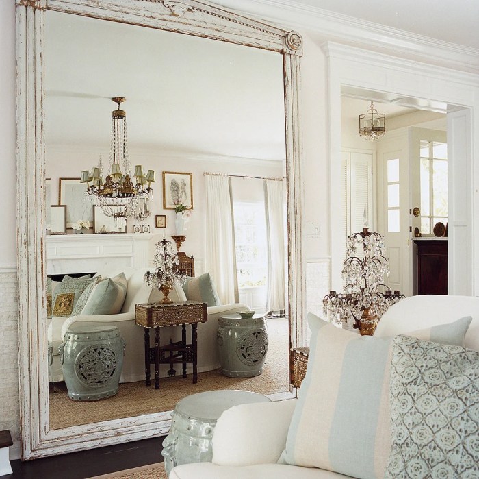 How to decorate mirror in living room